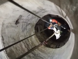 Sigap, Petugas Damkar Bondowoso Selamatkan Kucing dari Dalam Sumur