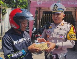 Satlantas Polres Bondowoso Melaksanakan Operasi Patuh Semeru 2025 dengan Bagikan Besek Tape, Wujud Kepedulian pada Budaya Lokal
