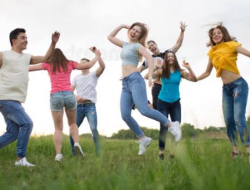 Usia Remaja: Masa Transisi Penuh Tantangan dan Harapan