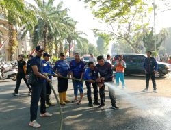 Peduli Lingkungan, DAMKAR Bondowoso Gelar Aksi Bersih-Bersih di Alun-Alun Ki Bagus Assra