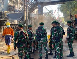 TNI Divif 2 Kostrad dan Warga Kompak Gelar Aksi Bersih-Bersih Pasca Aksi Unjuk Rasa di Malang