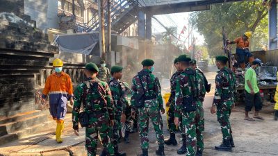 TNI Divif 2 Kostrad dan Warga Kompak Gelar Aksi Bersih-Bersih Pasca Aksi Unjuk Rasa di Malang