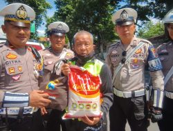 Wujud Kepedulian Polri: Satlantas Polres Bondowoso Tebar Manfaat Lewat Bakti Sosial