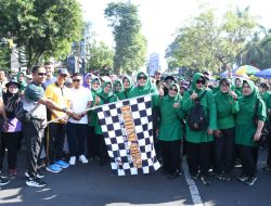 Jalan Sehat Meriahkan HUT TNI ke-80, Ribuan Warga Bondowoso Tumpah Ruah Bersama Forkopimda