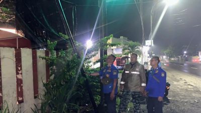 Hampir Menimpa Rumah Warga, Tiang Vendor Diduga Tak Berizin, Dijalan Provinsi Tenggarang Bondowoso