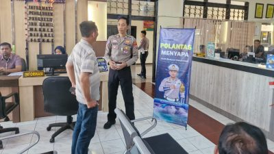 Aiptu Dedy Setio Tunjukkan Teladan Humanis di Samsat Bondowoso Lewat Program “Polantas Menyapa”