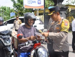 Kapolres Bondowoso Bagikan Brosur Keselamatan pada Hari Pertama Operasi Zebra Semeru 2025