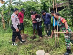 Percepat Infrastruktur Listrik, Babinsa Koramil 0822/11 Tapen Turun Langsung Dampingi Proses Pemasangan Tiang PLN