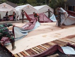 Koordinasikan Penataan Pengungsian, Danramil 07 Randuagung Pimpin Perapian Tenda di SMPN 02 Pronojiwo