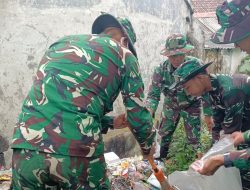 Dukung Pemulihan Aktivitas Pengungsi, Koramil Pronojiwo Bersama Satgas Gelar Aksi Bersih-Bersih Ruang Kelas