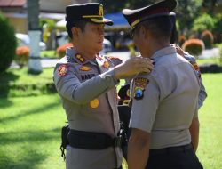 Kapolres Bondowoso pimpin korps raport kenaikan pangkat pengabdian dan berikan penghargaan kepada delapan anggota berprestasi