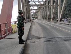 Personel Kodim 0821 Perketat Penyekatan dan Bantu Kelancaran Lalin di Jembatan Besuk Kobokan Pasca Erupsi Semeru