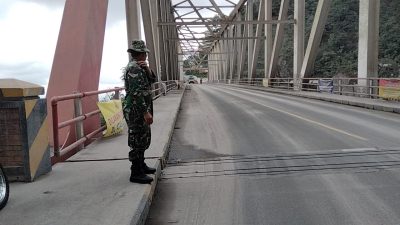 Personel Kodim 0821 Perketat Penyekatan dan Bantu Kelancaran Lalin di Jembatan Besuk Kobokan Pasca Erupsi Semeru