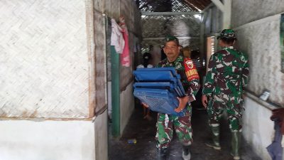 Babinsa Candipuro Jadi Garda Terdepan, Selamatkan Harta Warga di Tengah Ancaman Banjir Kaliputih
