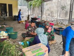 Babinsa Pagowan Bantu Perkuat Layanan Dapur Umum untuk Pengungsi Erupsi Semeru