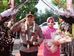 AKBP Suria Miftah Irawan Resmi Jabat Kapolres Nganjuk, Disambut Tradisi Pedang Pora