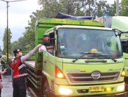 Ramadan Penuh Kepedulian, Polres Nganjuk Bagikan Takjil dan Atur Lalu Lintas