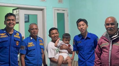 Damkar Bondowoso Evakuasi Balita Terkunci di Dalam Kamar Saat Menjelang Berbuka