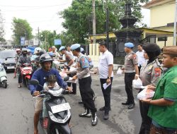 Humanis dan Peduli di Bulan Ramadhan, Sat Samapta juga Propam Polres Bondowoso Tebar Ratusan Takjil