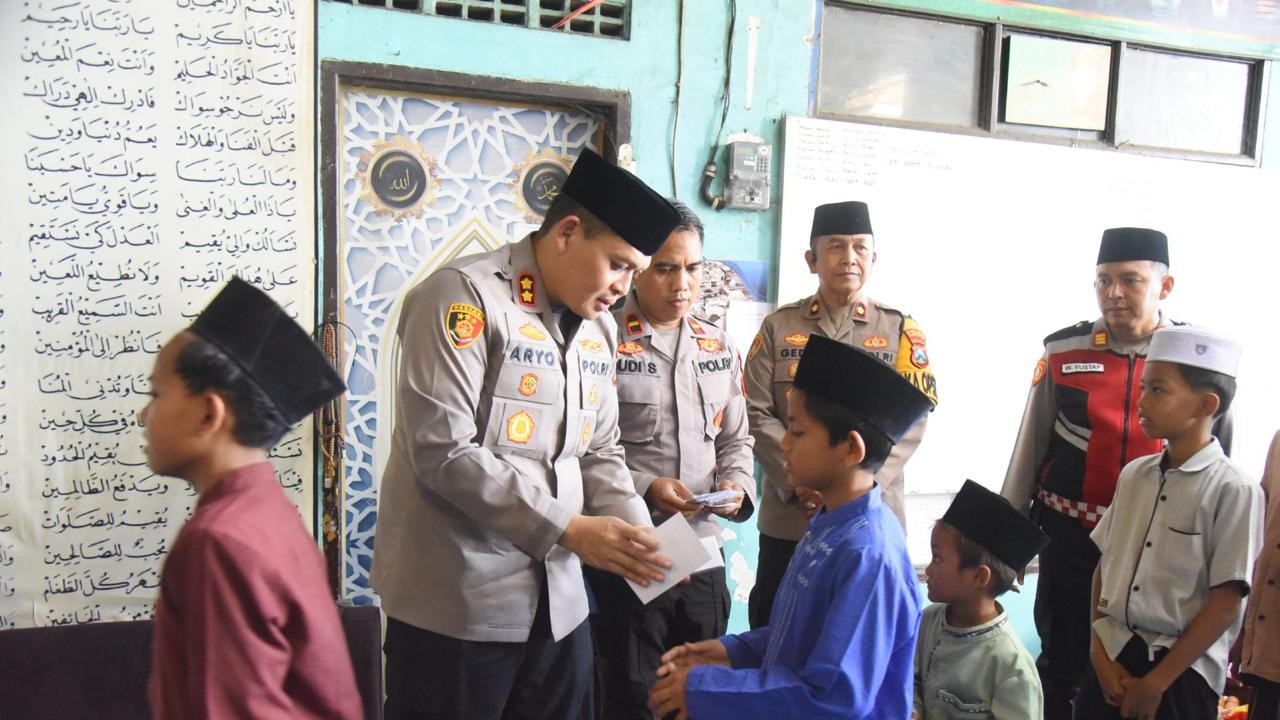 Tebar Santunan di Bulan Suci Ramadhan, Kapolres Bondowoso Hadir Dekat dengan Santri dan Anak Yatim