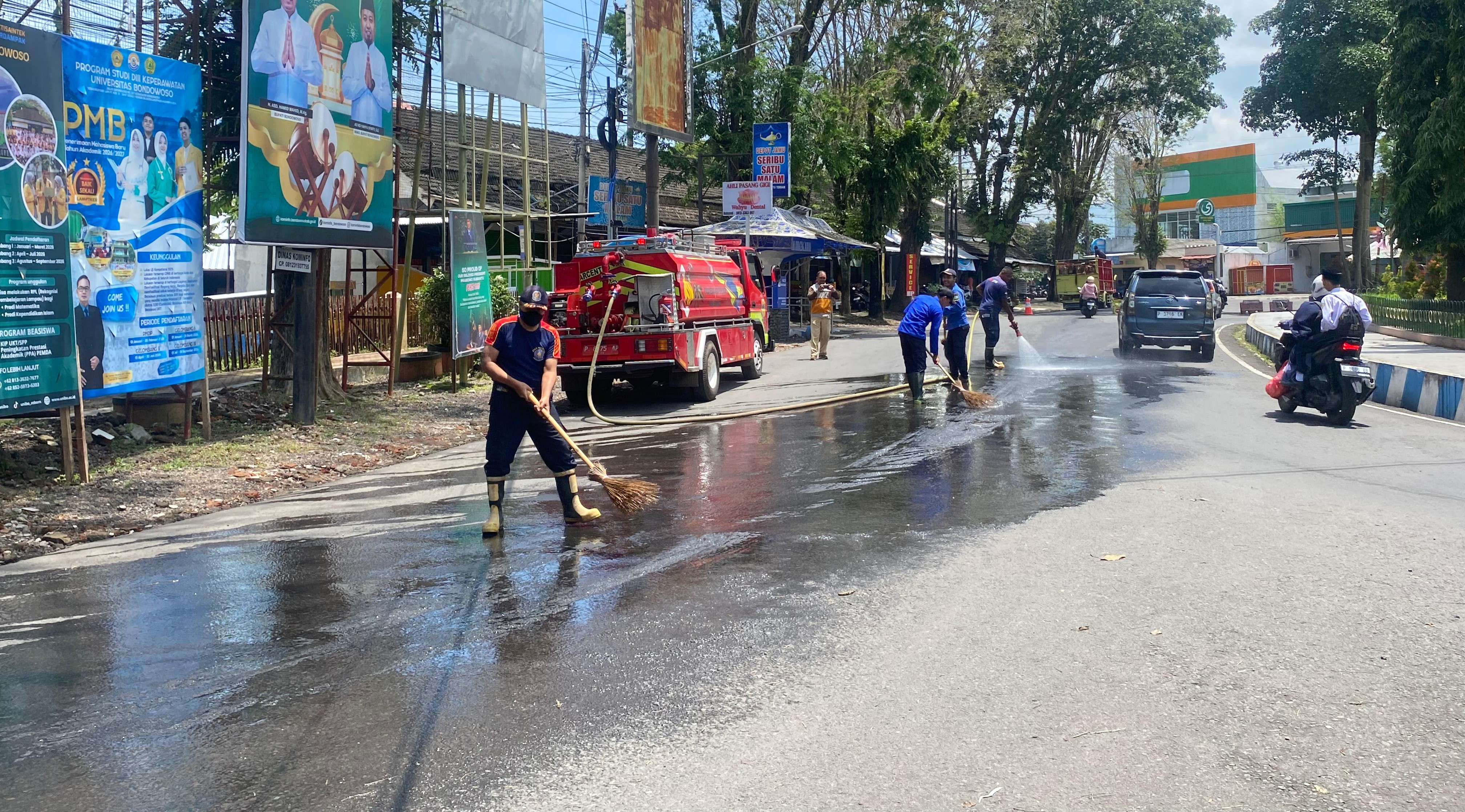 Damkar Bondowoso Sigap Bersihkan Tumpahan Solar di Bunderan Nangkaan, Tiga Pengendara Motor Terjatuh