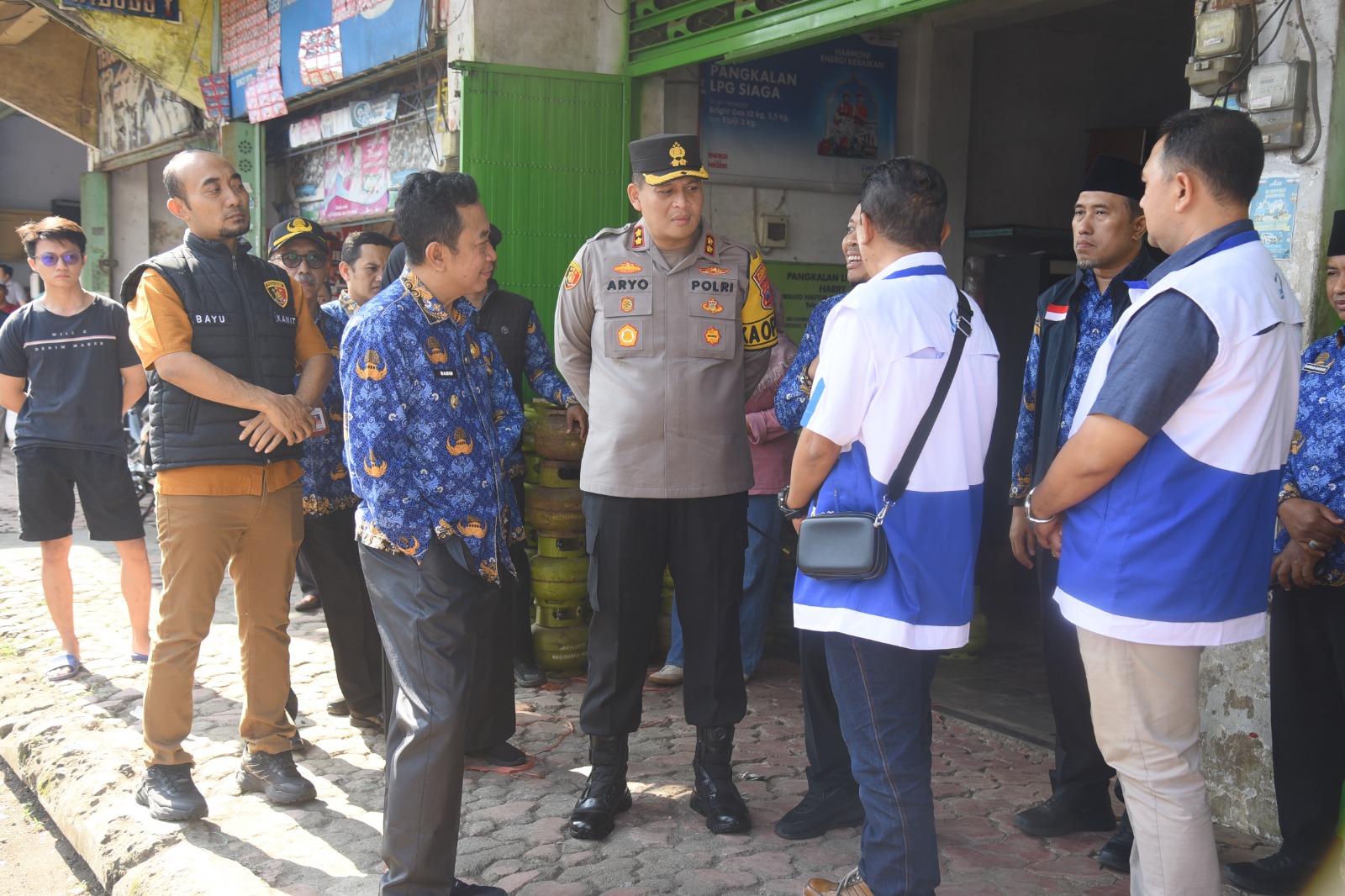 Jelang Idulfitri, Kapolres Aryo Dwi Wibowo dan Bupati Bondowoso Sidak Pasar hingga SPBU