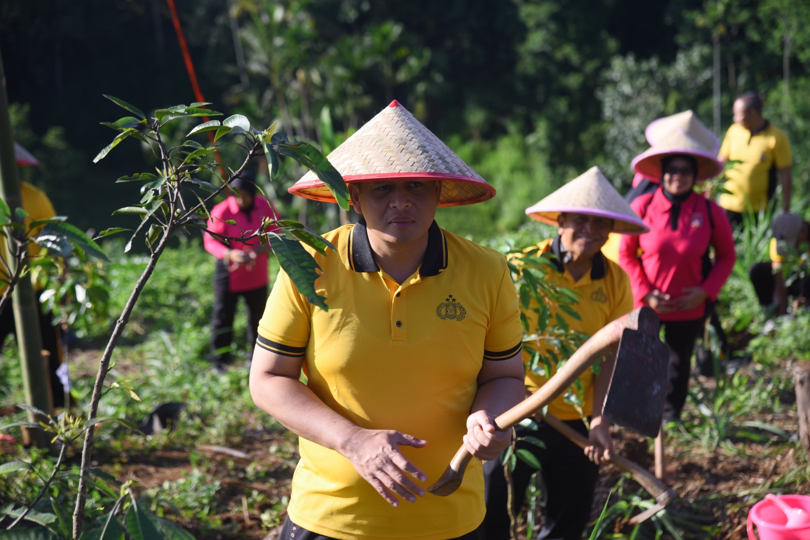 Hijaukan Bukit Bintang, Polres Bondowoso Tanam Ratusan Pohon Produktif Bersama Lintas Sektor