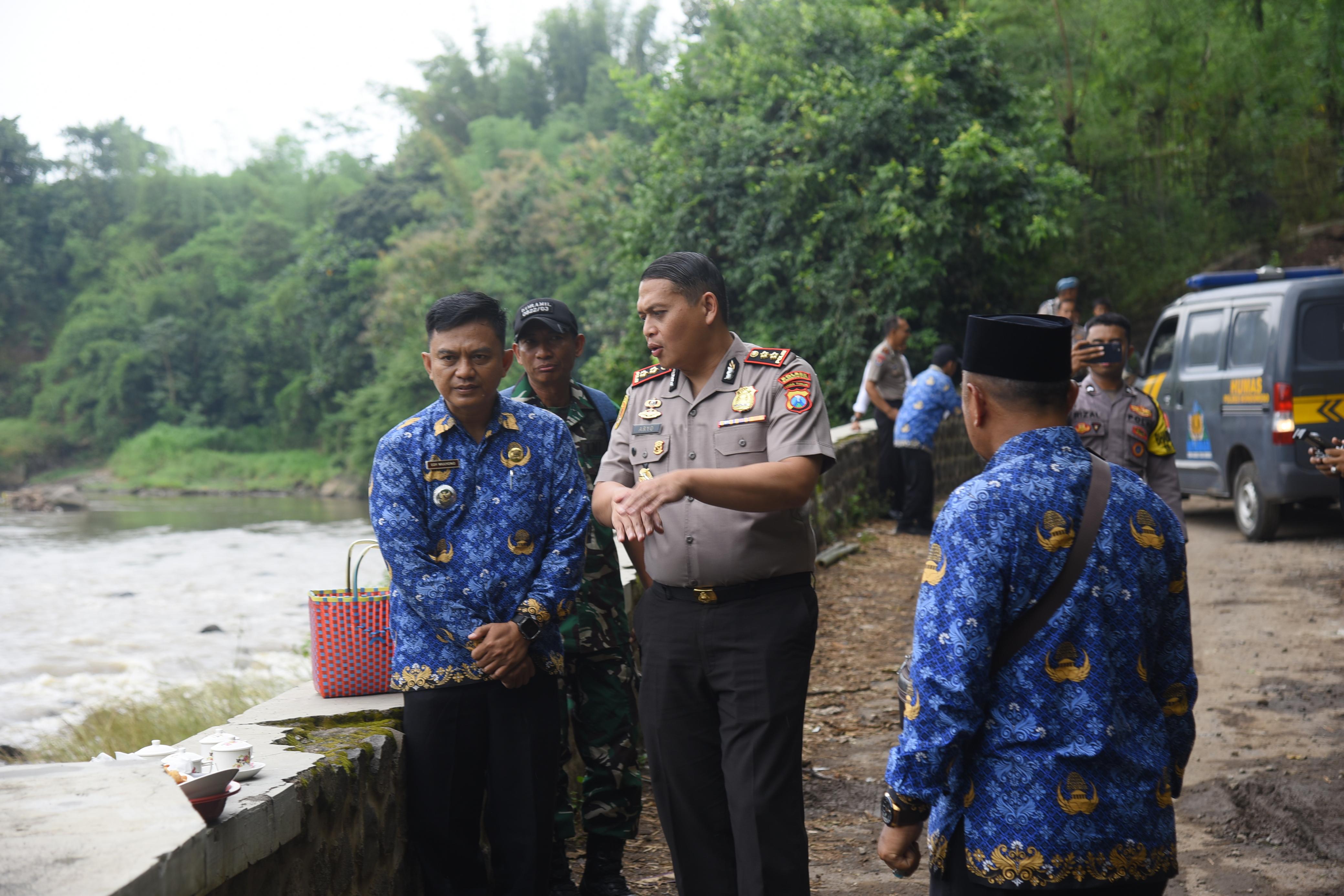 Kapolres Bondowoso Turun Langsung, Tinjau Jembatan Gentong Demi Keselamatan dan Kelancaran Mobilitas Warga