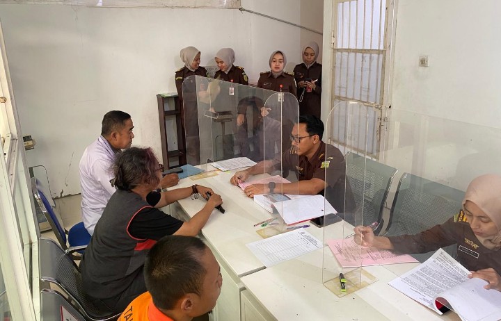 Kejari Nganjuk Terima Tahap II Kasus Penggelapan Rp40 Juta, Tersangka YM Ditahan 20 Hari