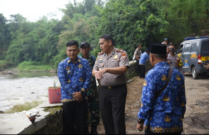 Kapolres Bondowoso Turun Langsung, Tinjau Jembatan Gentong Demi Keselamatan dan Kelancaran Mobilitas Warga