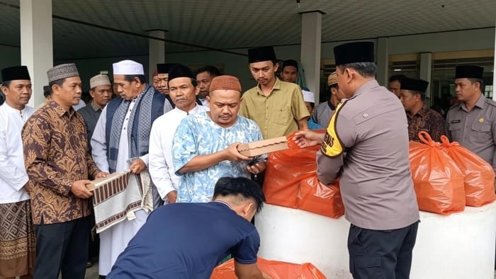 Aksi Humanis di Masjid Al Ikram, Polisi Berbagi Nasi Kotak Pererat Kedekatan dengan Warga