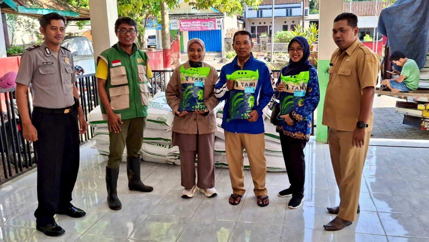 Dari Balai Desa ke Sawah: Polisi Jaga Transparansi Bantuan Bibit Padi di Curahdami