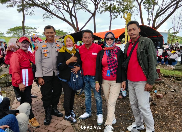 Tabur Bunga di Pusara Marsinah, Buruh Nganjuk Teguhkan Semangat Perjuangan May Day 2026