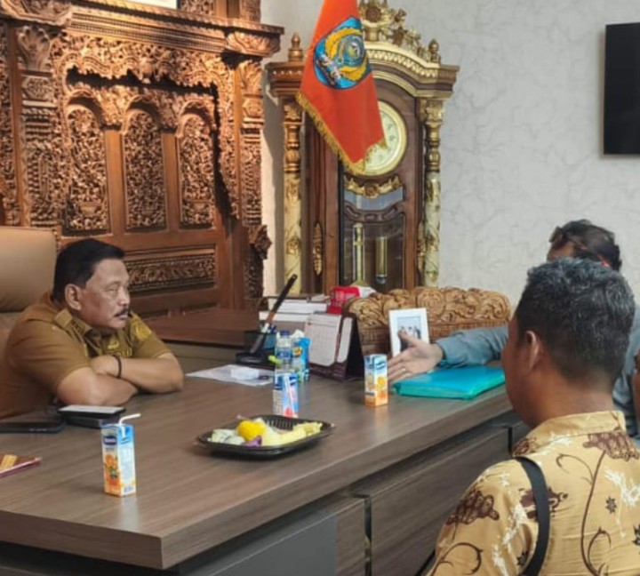 Bupati Nganjuk Terima Warga Sambil Makan Siang, Utamakan Pelayanan dan Efisiensi Waktu