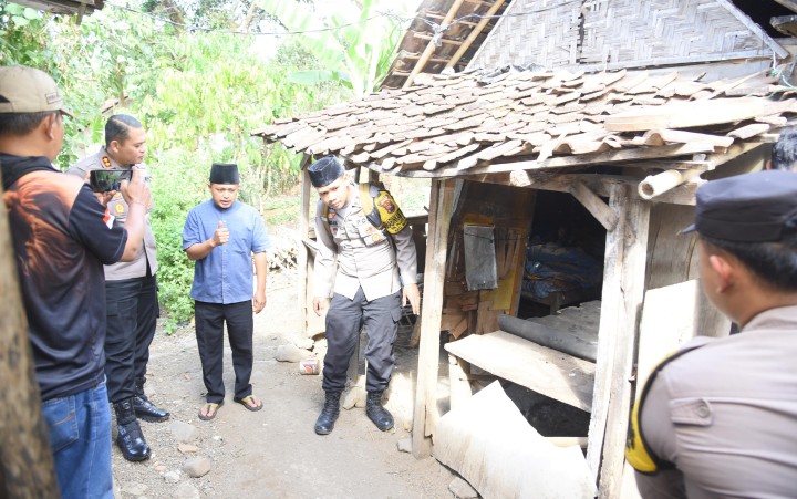 Kapolres Bondowoso Sambangi Nenek 91 Tahun di Rumah Reyot, Beri Kasur, Sembako, dan Harapan Baru