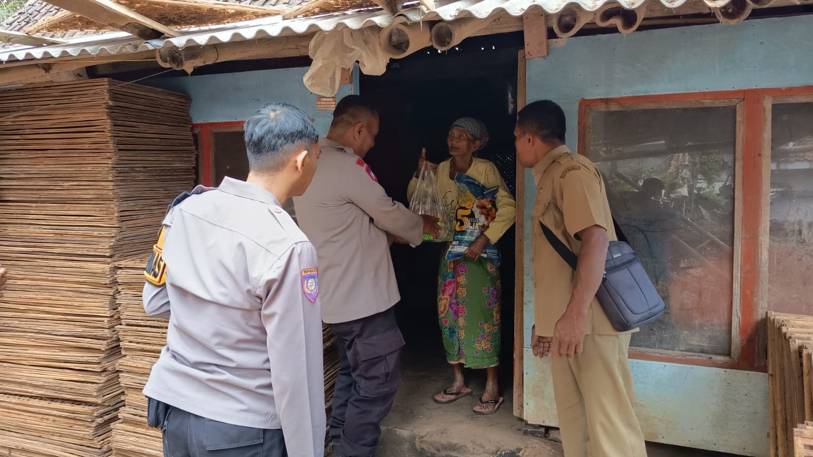Polsek Pakem Salurkan 25 Paket Sembako kepada Kaum Duafa Secara Door to Door
