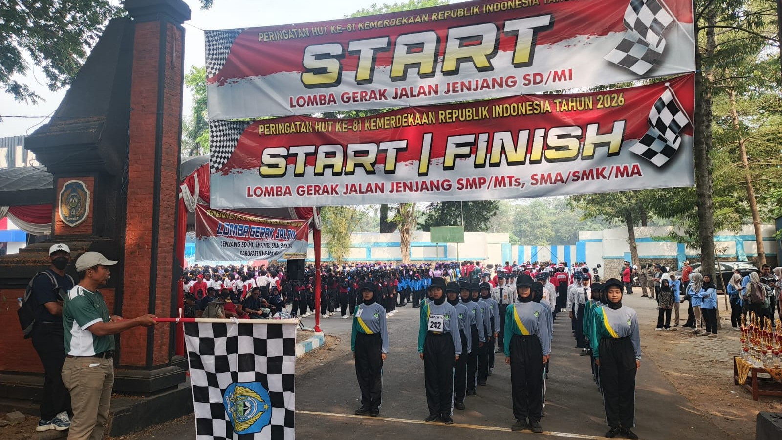 Bukan Sekadar Lomba, SMPN 6 Nganjuk Tunjukkan Disiplin dan Kekompakan di Gerak Jalan HUT RI ke-81