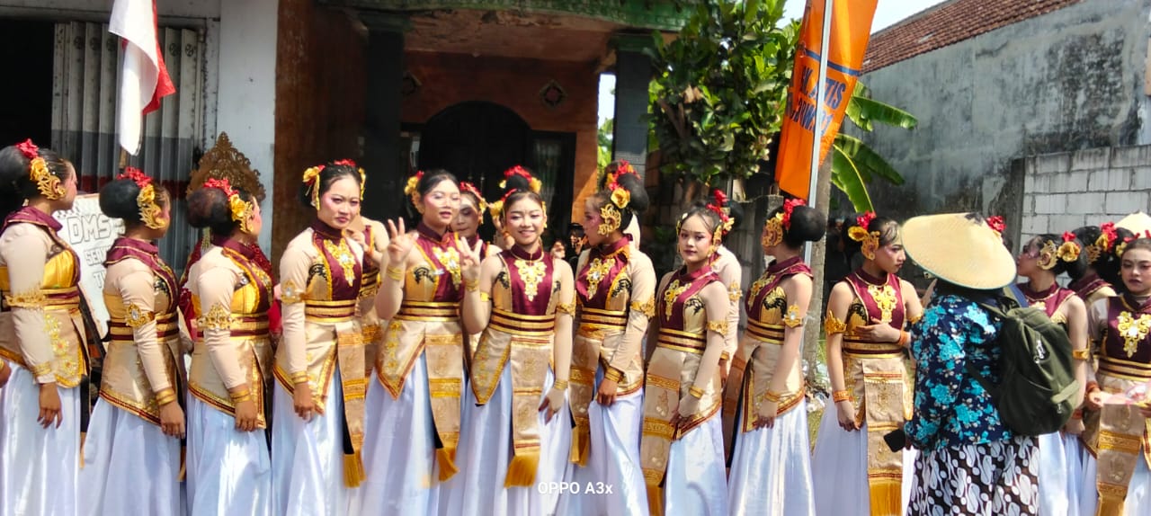 SMPN 2 Tanjunganom Semarakkan HUT RI ke-81 Lewat Karnaval Bernuansa Tradisional