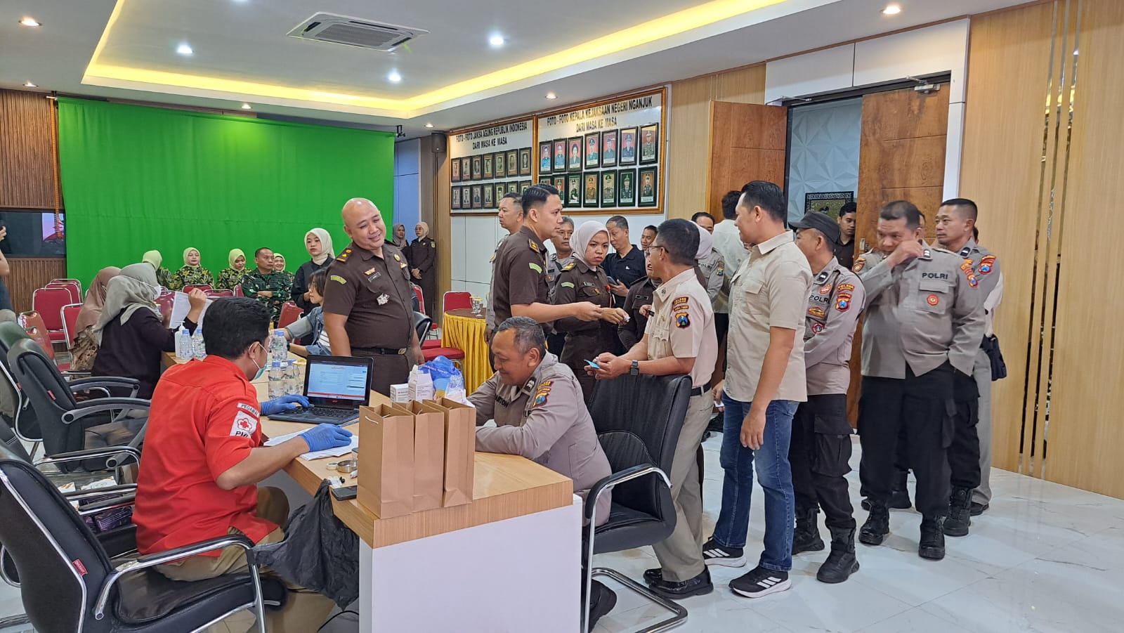 Peringati Harlah Kejaksaan ke-81, Puluhan Personel Polres Nganjuk Berpartisipasi dalam Donor Darah