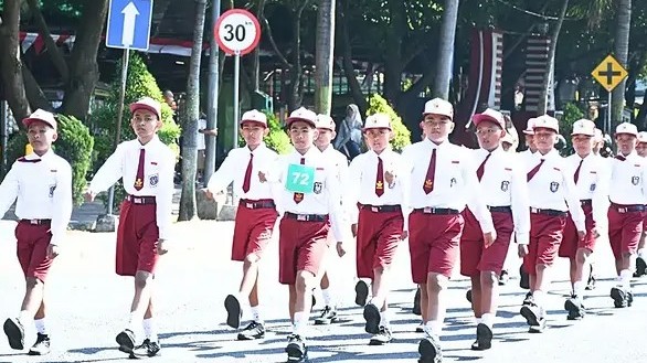 Semarak HUT ke-81 RI, 75 Regu Pelajar SD/MI Adu Kekompakan di Lomba Gerak Jalan Bondowoso