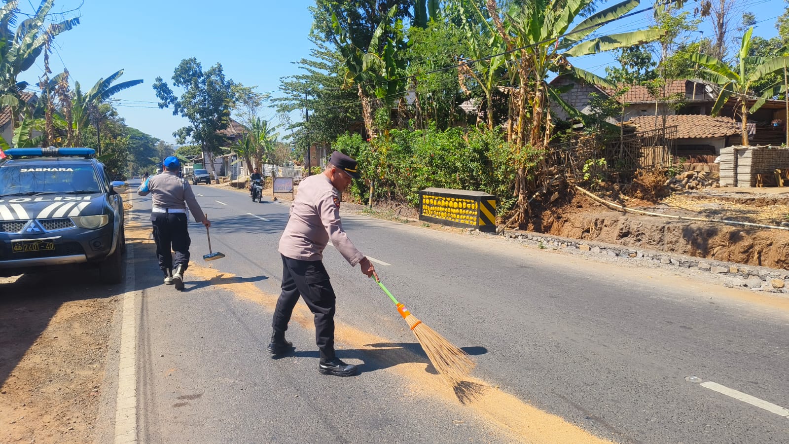 Tumpahan Solar Bikin Jalan Licin, Polsek Wringin Lakukan Penanganan untuk Cegah Laka Lantas