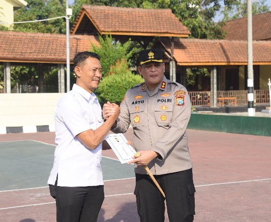 Apresiasi Dedikasi Personel, Kapolres Bondowoso Reward Kanit dan Penyidik Unit PPA