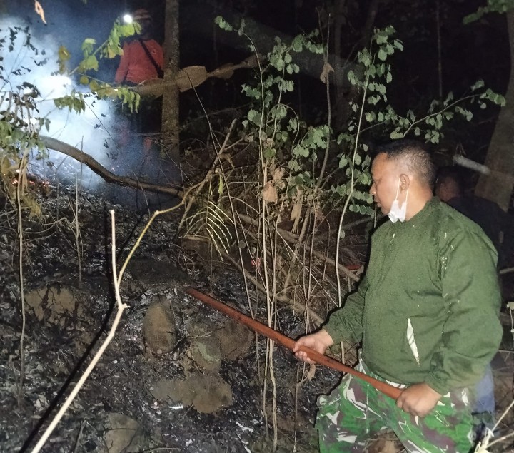Kebakaran Satu Hektare di Lereng Gunung Ko’ong, Babinsa Sertu Mario Turun Langsung Padamkan Api
