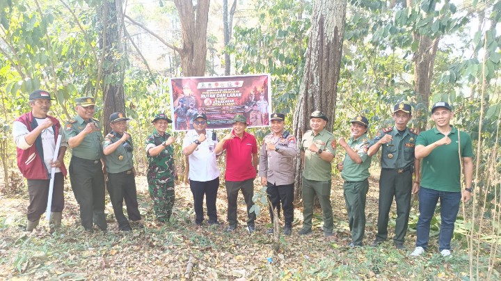 Cegah Karhutla, Polsek dan Muspika Sumberwringin Bersama Perhutani Patroli Kawasan Rawan Kebakaran