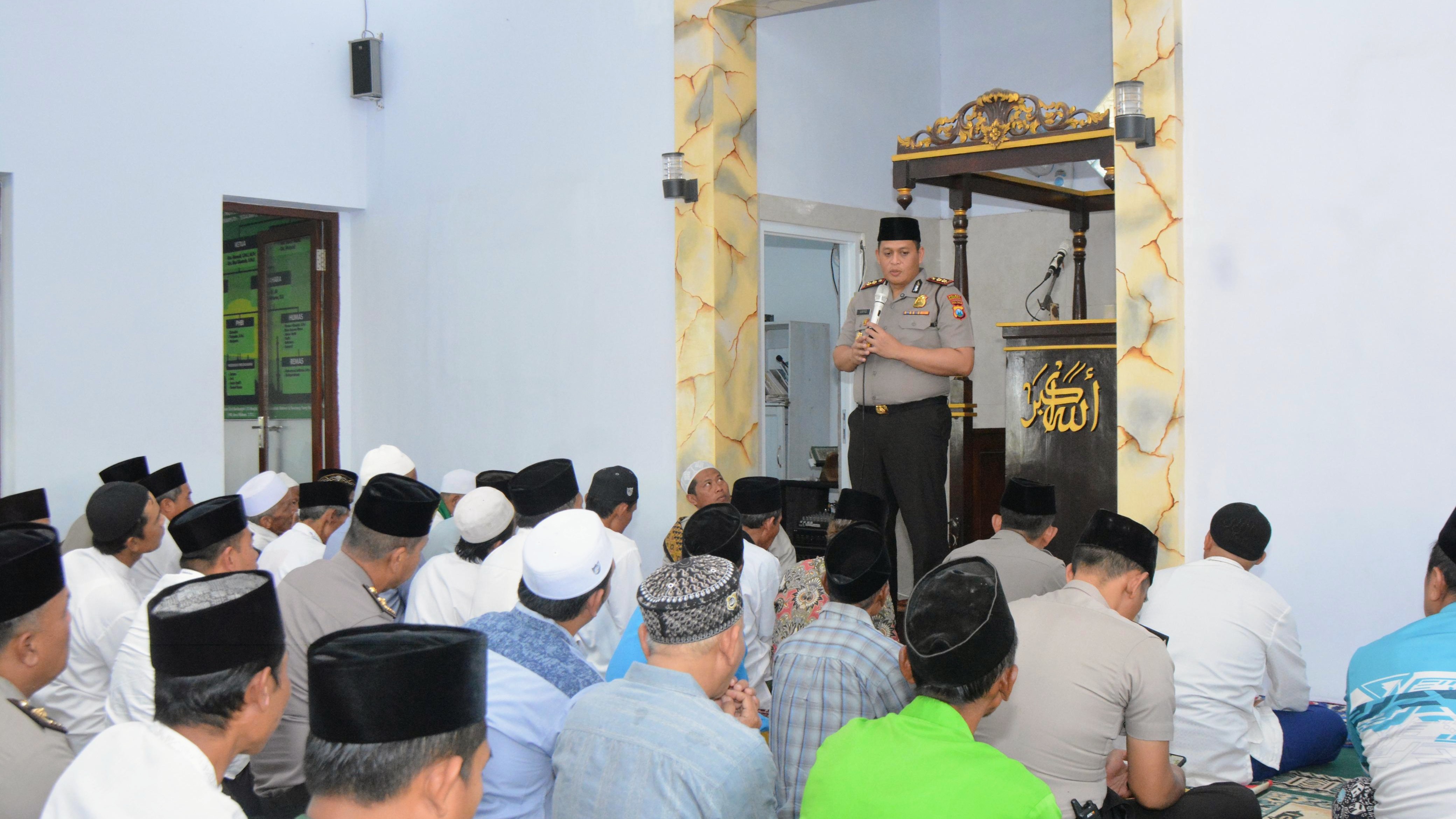 Dekatkan Polri dengan Masyarakat, Kapolres Bondowoso Gelar Jumat Berkah di Masjid Nurul Hasan