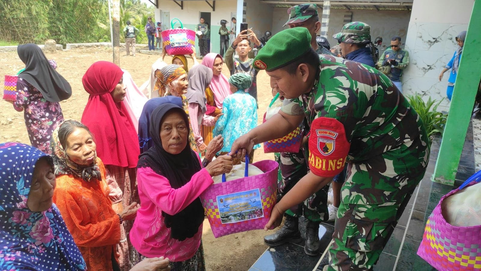 Peringati HUT ke-81 TNI, Kodim 0822 Bondowoso Gelar ARVENT 81 dan Bagikan 50 Paket Sembako di Pujer