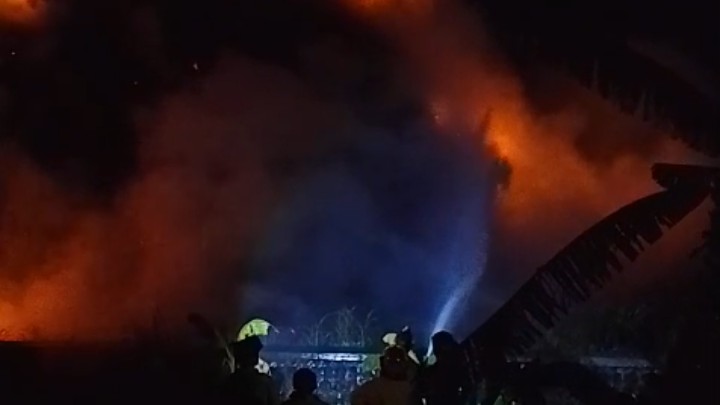 Kebakaran TPA Taman Krocok Bondowoso Dipicu Api Pembakaran Tebu, Petugas Damkar Berjibaku hingga Dini Hari