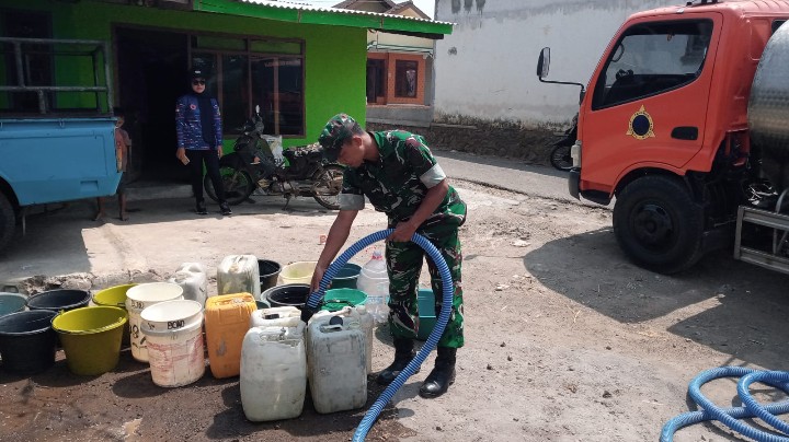 Babinsa Serka Nanang Dampingi Distribusi Air Bersih untuk Warga Dusun Jurang Gundah Bondowoso