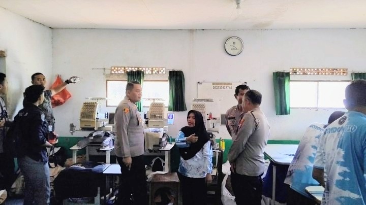 Kapolres Bondowoso Kunjungi UD Mona Bordir, Dorong UMKM Serap Tenaga Kerja Lewat Program POLIRAN